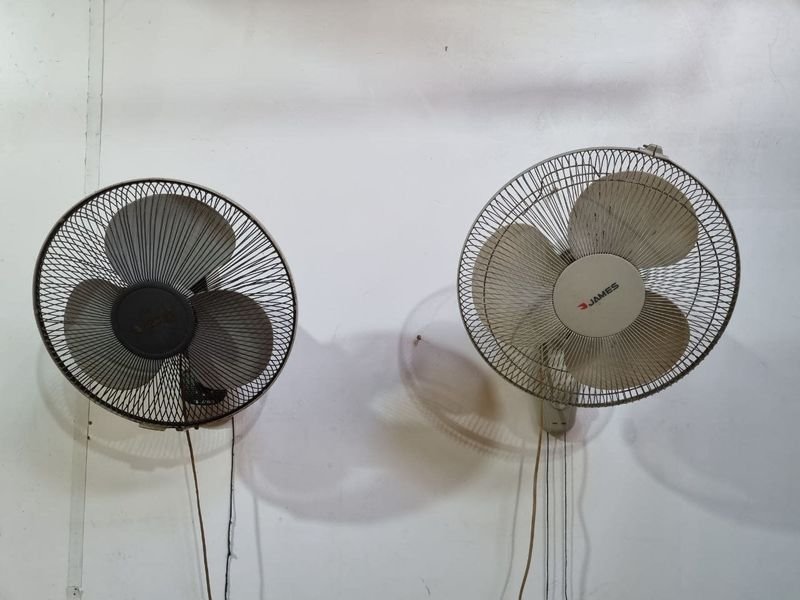 Par de Ventiladores de Pared James - Para Boliche o Salón de Eventos