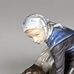 Figura de Porcelana Royal Copenhagen: Dama con Vaca - imagen 3