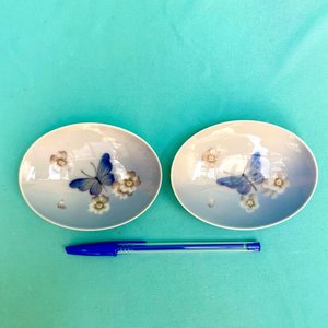 Lote siguiente: Par de platitos en porcelana sellada Royal Copenhagen - Dinamarca. Numerados. Periodo Art Nouveau. Diámetro: 10.5 x 8 cm.