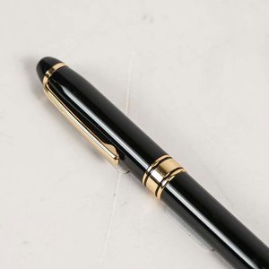 Lapicera Elegante Negra con Detalles Dorados - imagen 2