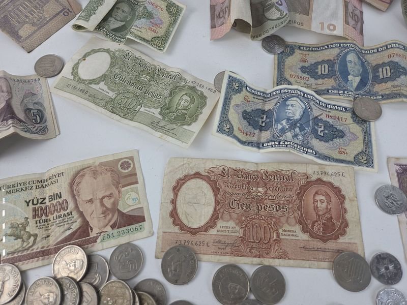 Gran lote de monedas, billetes y medalla conmemorando el centenario de la República Oriental del Uruguay - imagen 12