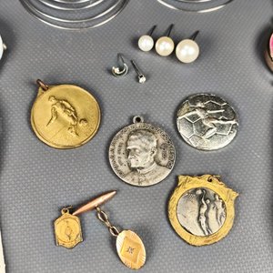 Lote de Bijouterie: Medallas, Gemelos, Relojes y Más - imagen 3