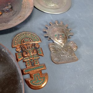 Ocho Piezas Decorativas de Bronce, Alpaca y Cobre: Platos y Adornos - imagen 5