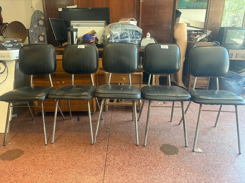 Sillas de cuero negro con detalles en hierro y cuerina - imagen 2