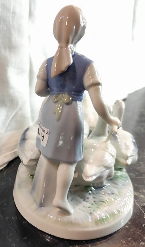 Porcelana Alemana Gerold #4902 de Niña con Gansos - imagen 5
