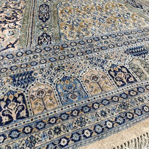 Lote siguiente: Alfombra Persa Diseño Ornamental con Medallón Central - Azul, Beige y Rosa