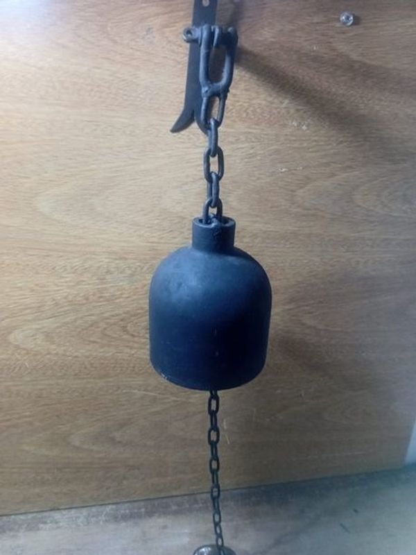 Campana en hierro con cadena y accesorios - imagen 2