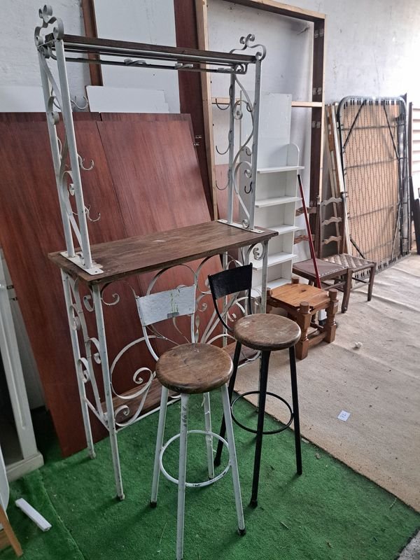 Barras rusticas con taburetes y estantería - imagen 5