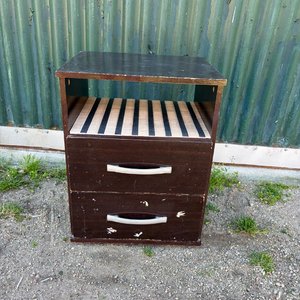 Lote siguiente: Mesa de Luz de Madera Oscura con Cajones