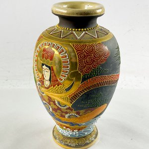 Lote siguiente: Florero Oriental de Porcelana con Figura y Diseño Intrincado