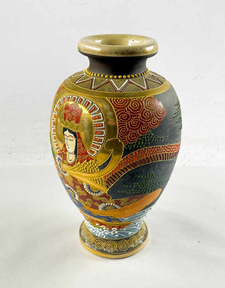 Florero Oriental de Porcelana con Figura y Diseño Intrincado