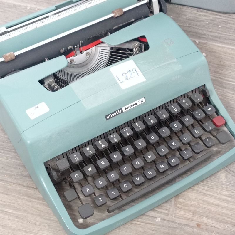 Maquina de escribir Olivetti Lettera 32 con estuche - imagen 2