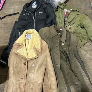 Lote siguiente: Lote de Ropa Variada: Chaquetas y Abrigos
