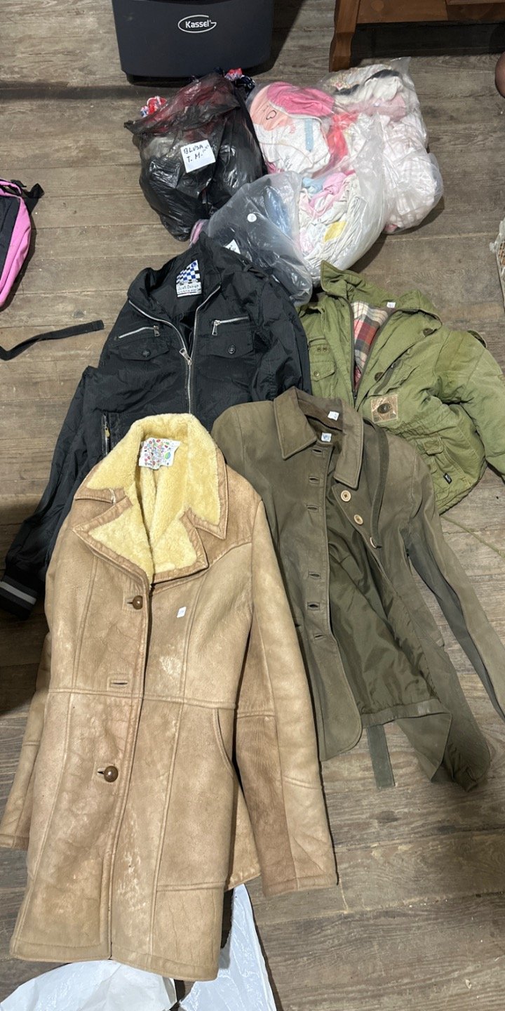 Lote de Ropa Variada: Chaquetas y Abrigos