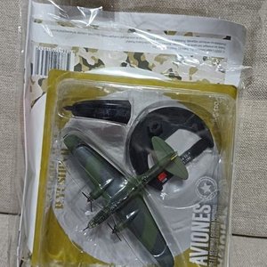 Lote anterior: Avión en Miniatura de Colección con Soporte