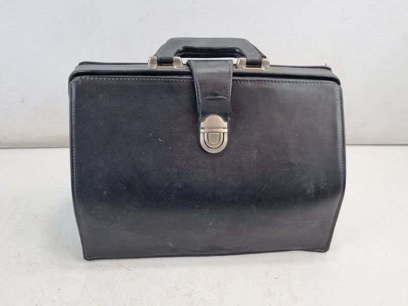 Maletín Antiguo de Cuero Negro Estilo Profesional