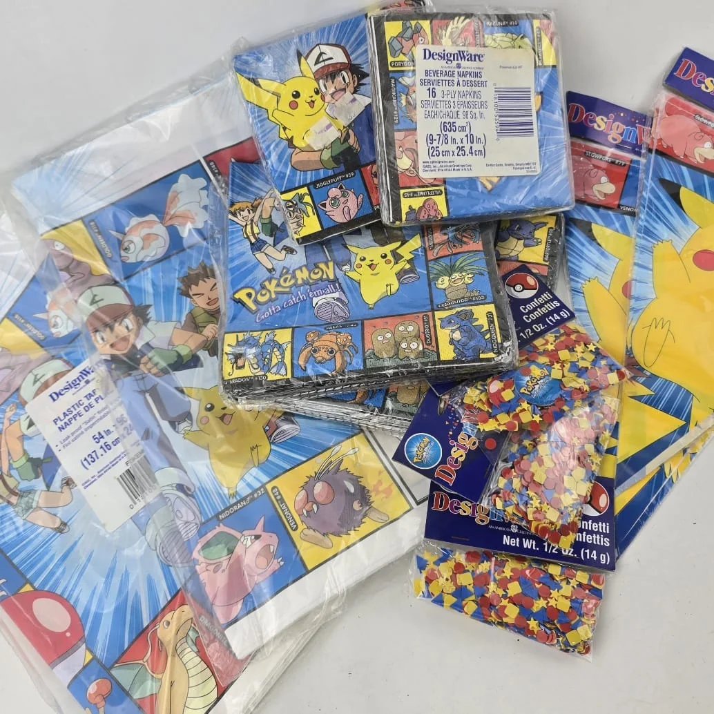Lote siguiente: Colección de suministros de fiesta Pokémon de la década de 1990