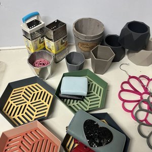 Lote Variado: 8 Macetas, 2 Ralladores, 4 Bandejas, 2 Perchas y 5 Carteras - imagen 11