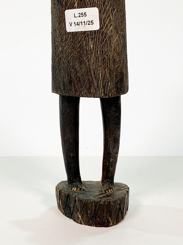 Talla de madera africana con motivo y medidas - imagen 3
