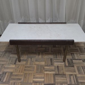 Mesa de Diseño con Tapa de Mármol y Estructura Metálica - imagen 3