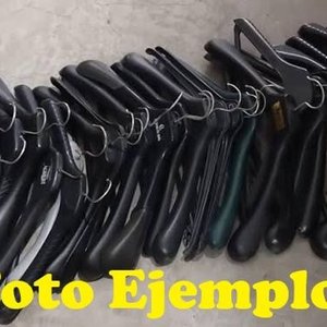 Lote de 50 Perchas Plásticas Negras Anchas - imagen 2