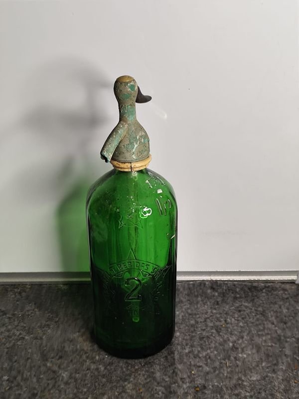 Sifón Antiguo de Vidrio Verde Oscuro con Detalle de Marca "Gaseosas"