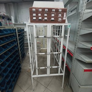 Exhibidor Metálico Blanco para Rollos de Cables o Piolas - imagen 1