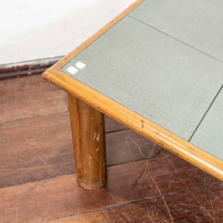 Mesa de madera con tapa de baldosas en buen estado - imagen 3