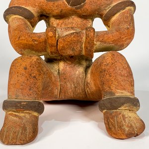 Escultura Azteca de Hombre Sentado con Corona y Decoración de Águila en Cerámica - imagen 3