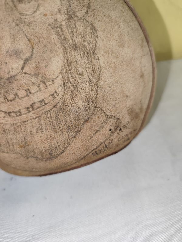 Antigua botella forrada en cuero con dibujo y firma