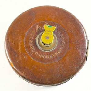 Nueve piezas, centro en metal oval ala calada, vasos licor y cinta métrica (con detalles) - imagen 5