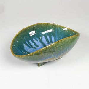 Lote anterior: Centro de cerámica con pie, firmado 25 x 17 cm