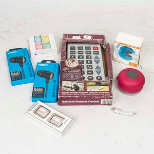 Lote siguiente: Lote de Electrónica: Control Remoto Universal, Inpods, Parlante y Auriculares Inalámbricos