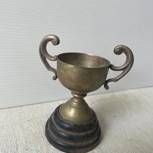 Trofeo Metálico "Premio FIC FAC" con Base de Madera - imagen 3