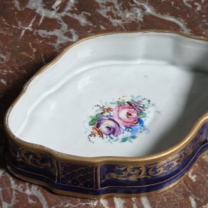 Cofre Oval de Porcelana Sèvres Azul Cobalto con Escena Romántica y Detalles en Oro - imagen 4