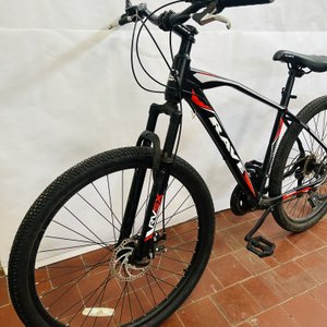Bicicleta Rave Rodado 26 Negra con Detalles Rojos y Blancos - imagen 4