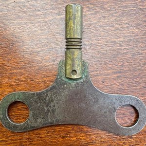reloj de pendulo antiguo de la marca alemana Junghans mecanismo de carrillon completo en muy buenas condiciones, funcionando. Con su caja en roble y llave data de fines del siglo XIX - imagen 7
