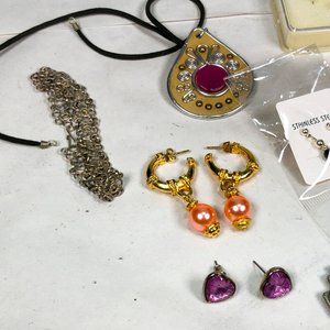 Lote de Bijouterie Variada: Collares, Aros y Dijes - imagen 4