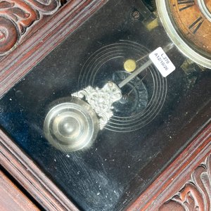 Reloj de Pared Antiguo con Péndulo y Llave, Caja de Madera Tallada - imagen 4