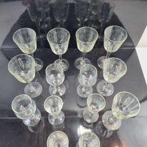 Colección de 14 Copas de Licor de Cristal Grabado - imagen 3