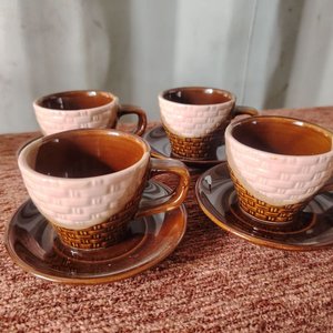Juego de 4 pocillos de cerámica con relieve y platos - imagen 3