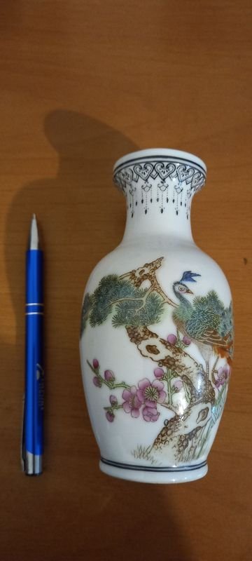 Vaso oriental de porcelana con diseño floral - imagen 1