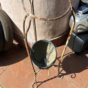 Lote siguiente: Macetero antiguo de hierro forjado con cadenas