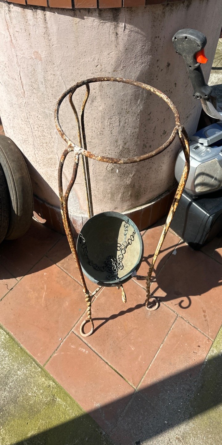 Macetero antiguo de hierro forjado con cadenas