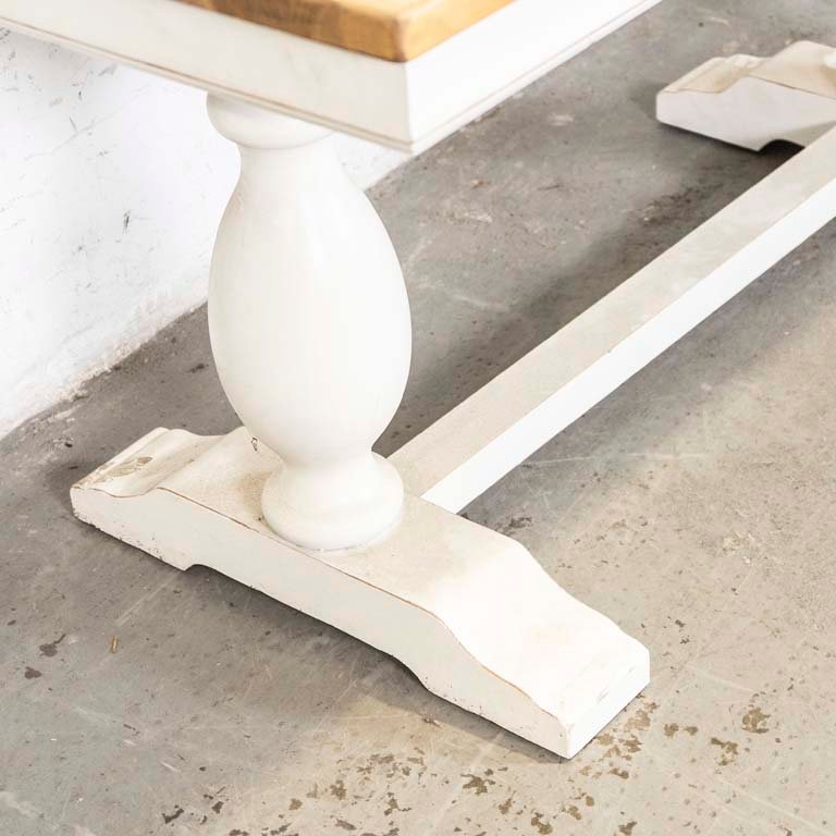 Mesa de comedor rústica con detalles en la pintura y el lustre - imagen 3