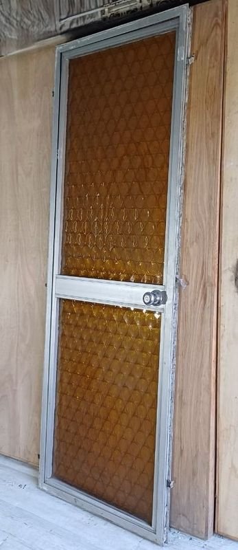 Puerta de aluminio con marco y vidrio tipo fantasía - imagen 7