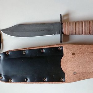 Cuchillo de Supervivencia Ontario Americano con Funda de Cuero y Piedra de Afilar - imagen 3