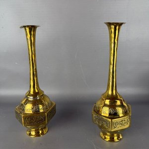 Lote siguiente: Par de Floreros de Bronce con Grabados Ornamentales