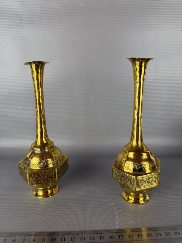 Par de Floreros de Bronce con Grabados Ornamentales