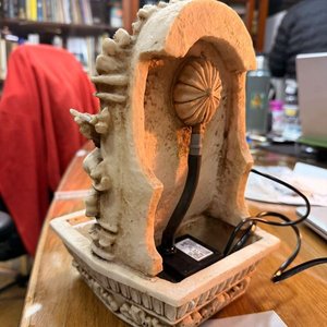 Fuente Ornamental de Sobremesa con Figuras y Luces LED - imagen 6